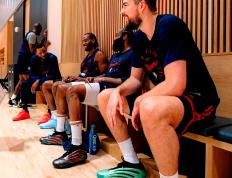 -包含赛后洛杉矶快船调整名单以备NBA总决赛，迎来里程碑环节打磨，更衣室稳定，阵容厚度经受考验的词条