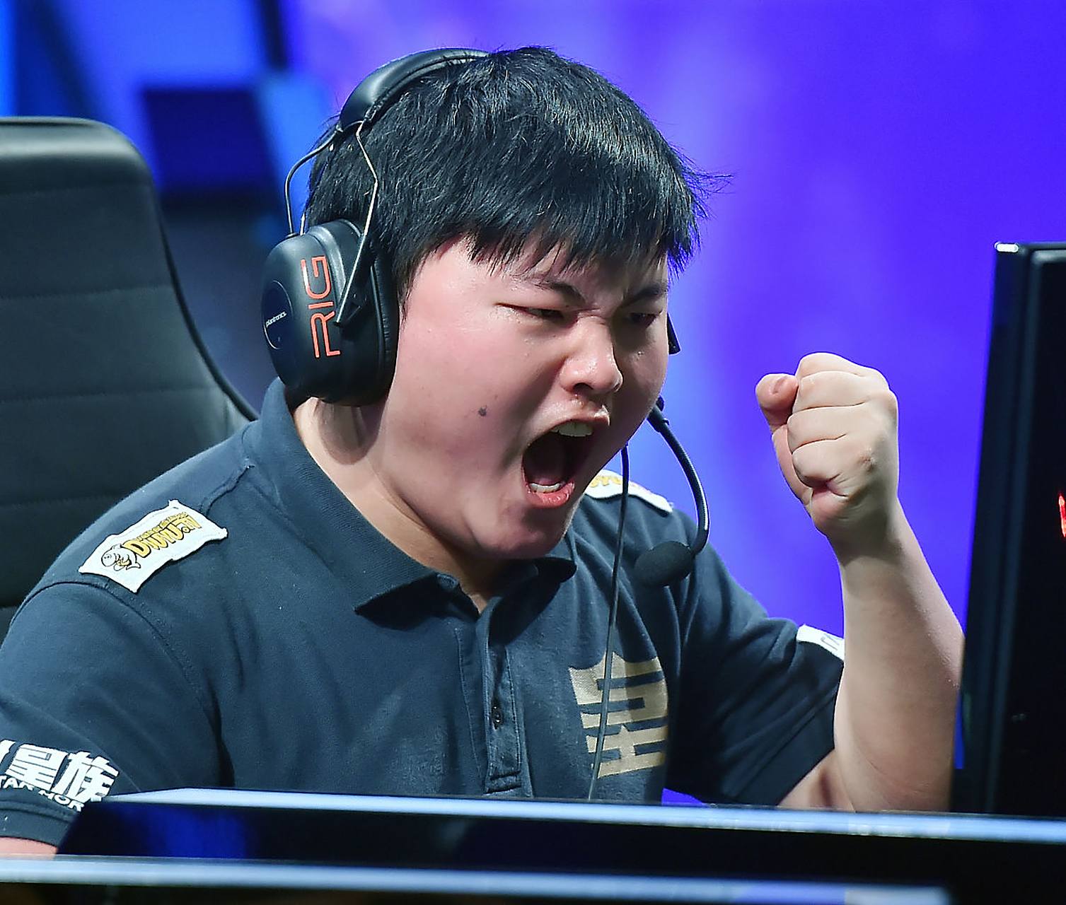 -阿森纳教练压力巨大!,Uzi遭遇十五持续失利观众掌声雷动(uzi复出在哪个队)