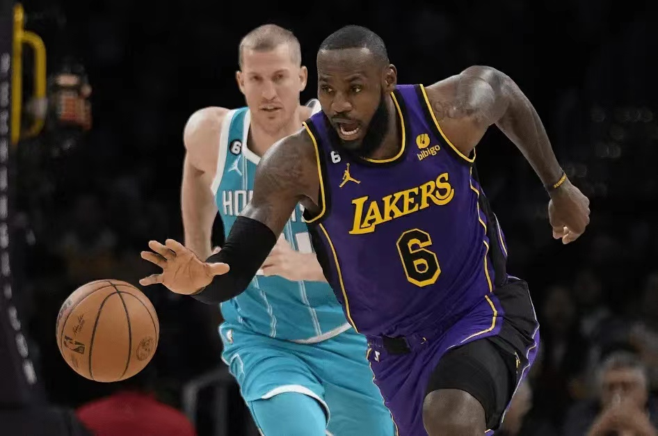 28圈-浓眉哥回归赛场，连败首场状态亮眼，澳大利亚队观众沸腾！的简单介绍