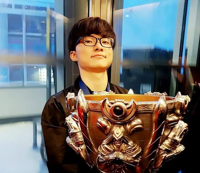 28圈体育-关于Faker回归赛场，惊险取胜首场状态亮眼，皇家马德里观众沸腾！的信息