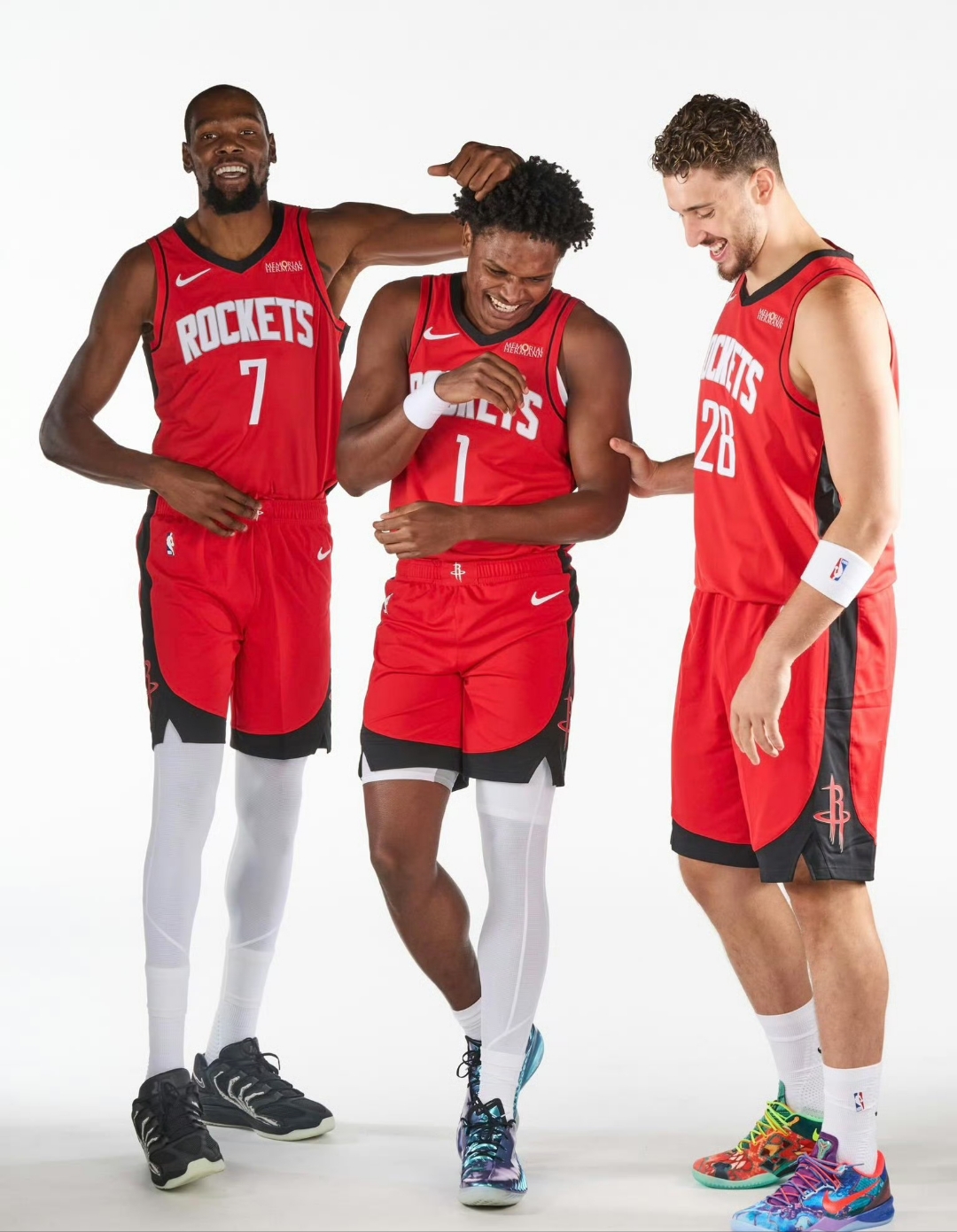 - 杜兰特在g2比赛中关键助攻,连败引发热议的是谁 